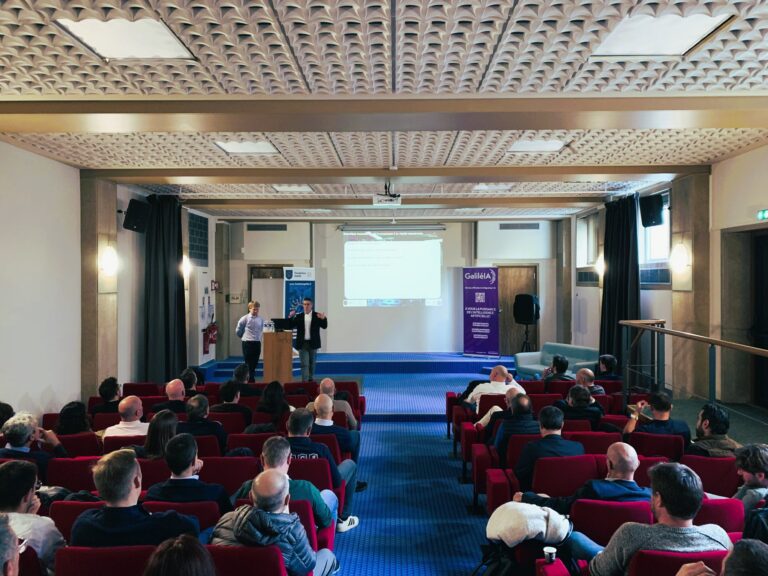Le public de la conférence « Robotique humanoïde : de la promesse à la réalité industrielle » au siège du Groupe Galilé
