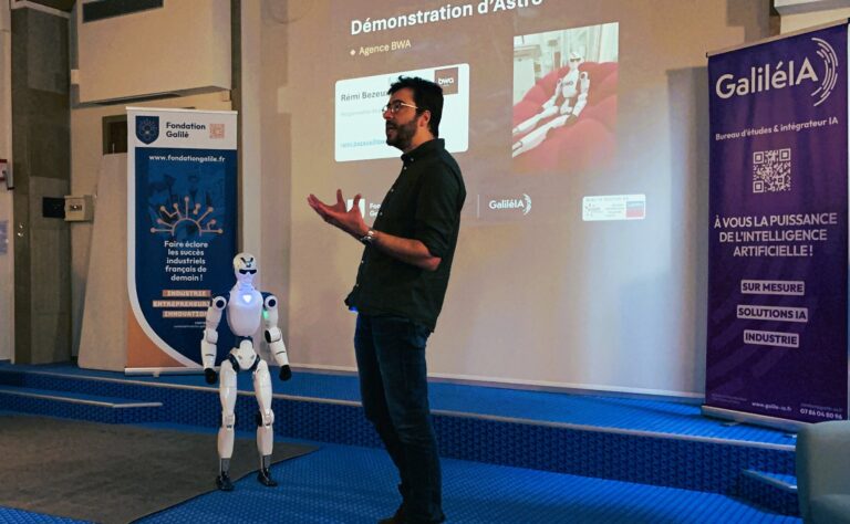 Rémi Bezeux, de Business Web Agence, présente le robot humanoïde Astro